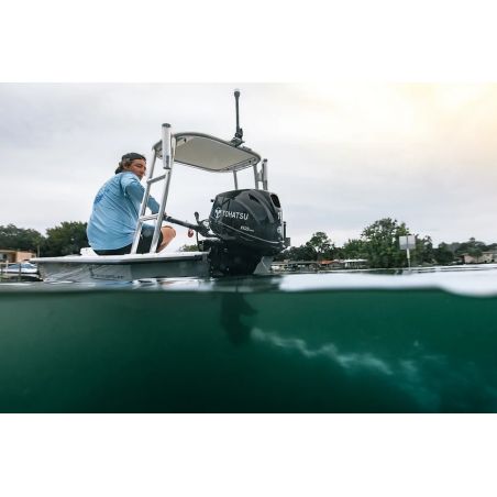 Moteur hors-bord Tohatsu MFS 15 cv avec réservoir externe et barre franche