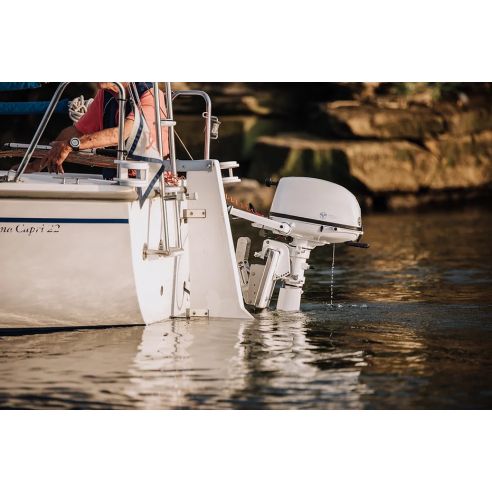 Moteur hors-bord Tohatsu MFS 5 cv GPL avec réservoir externe et barre franche